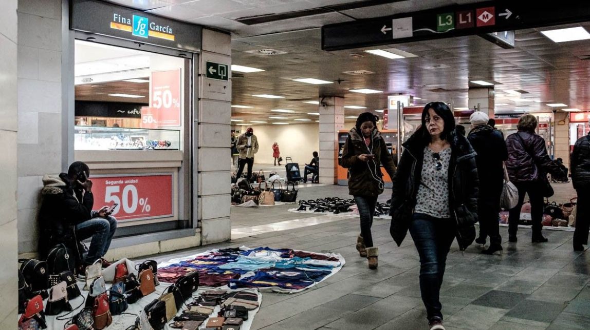 Els manters retreuen a Colau que recorri a la «via repressiva» contra la venda ambulant