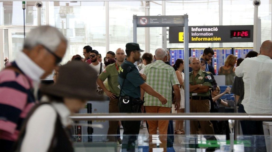 Més de 300 organitzacions visibilitzen l'oposició a l'ampliació de l'aeroport