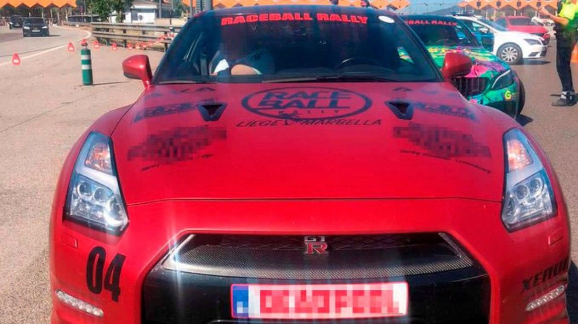 Denunciats deu conductors amb cotxes d'alta gamma per participar en una cursa il·legal