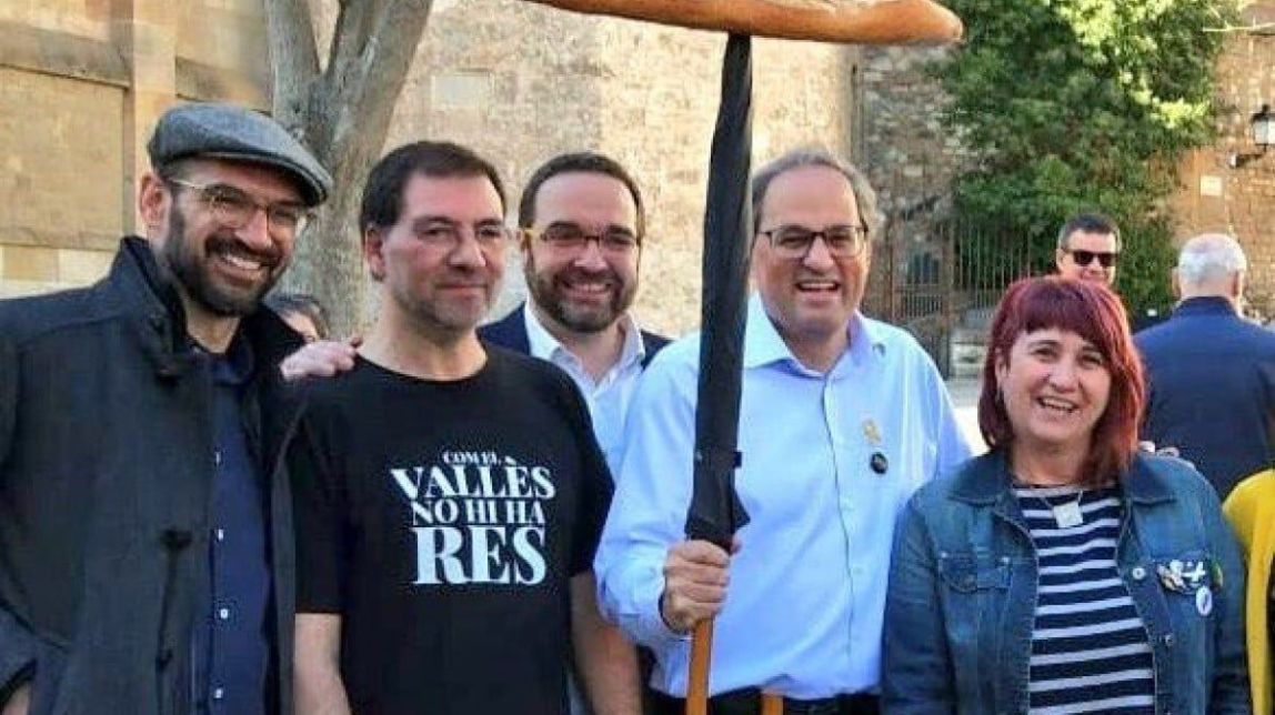 Torra i una barra de pa punxada en un paraigua: la història rere una imatge que s'ha fet viral