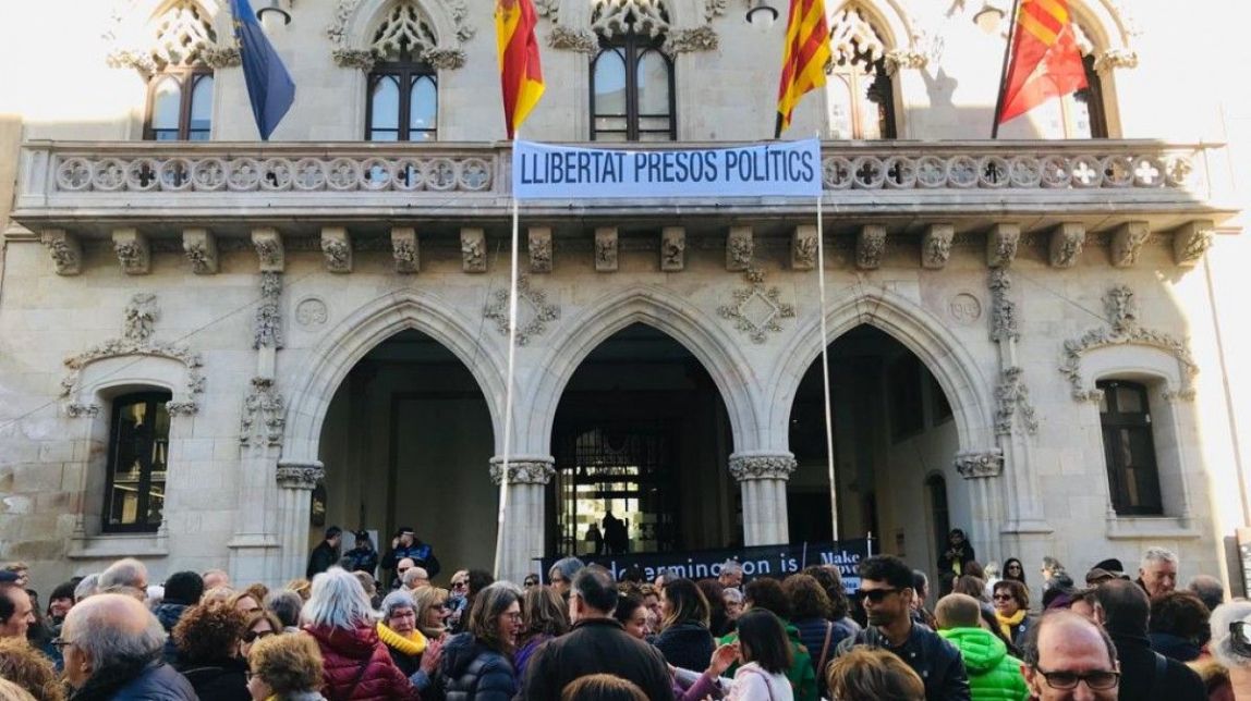 Unes 300 persones rebutgen el judici de l'1-O davant de l'Ajuntament de Terrassa