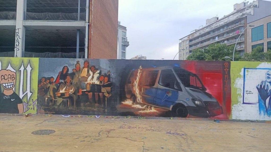 Agents de la Guàrdia Urbana esborren el mural de la furgoneta policial en flames