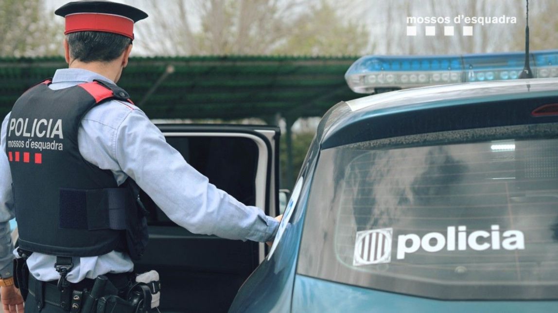 Els Mossos desallotgen una platja i fan tancar bars per la visita del rei