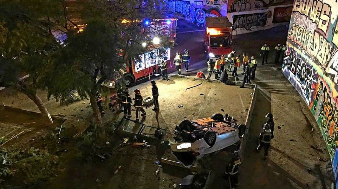 Un conductor begut s'estimba amb un cotxe robat des de set metres en una plaça de Barcelona