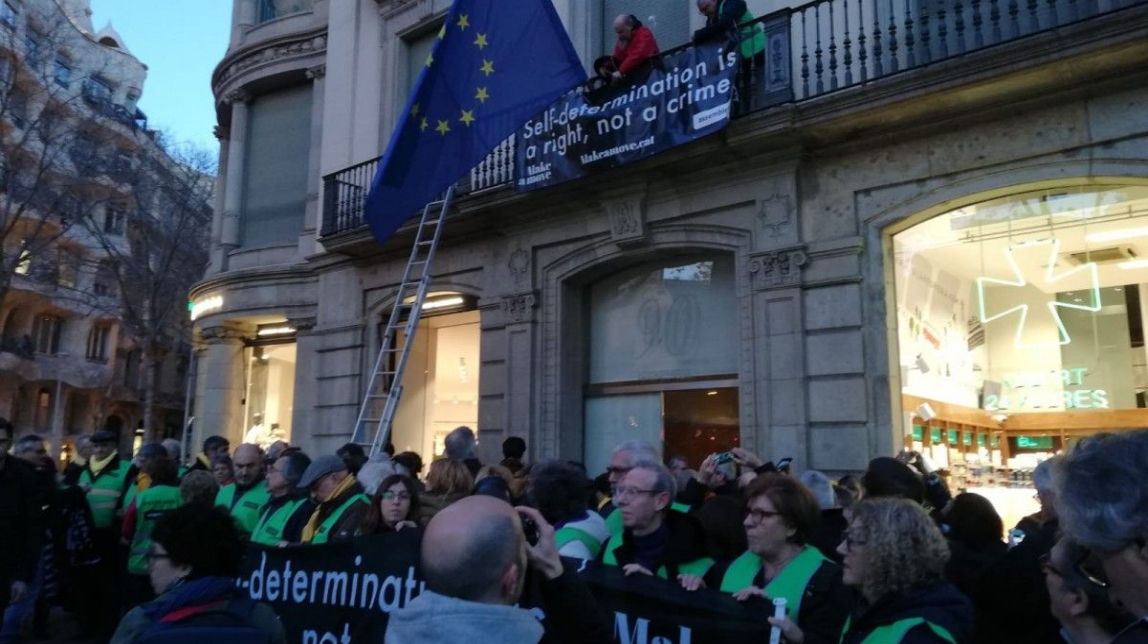 VÍDEO Manifestants de l'ANC baixen la bandera de la Unió Europea a mig pal