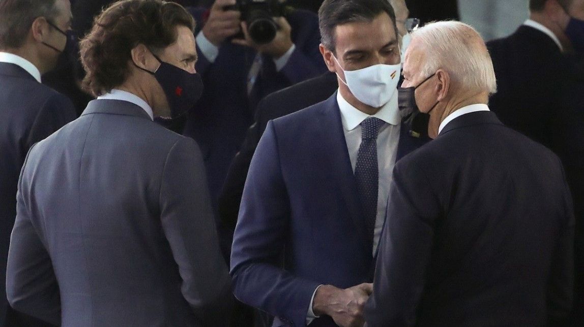 La primera trobada entre Sánchez i Biden es queda en un passeig de menys d'un minut
