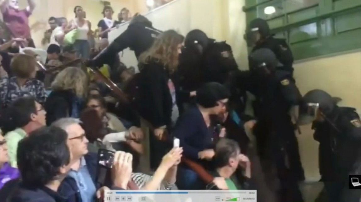 Investiguen els responsables de l'actuació policial a l'institut Pau Claris l'1-O