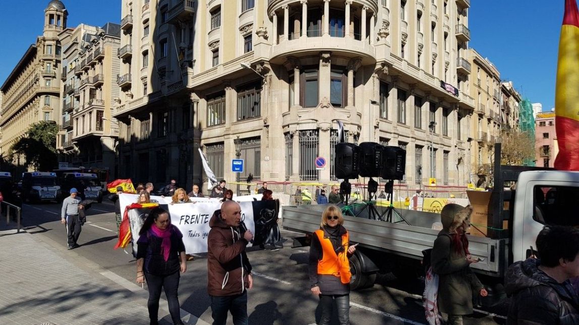 VÍDEOS Més d'un centenar d'antifeixistes protesten contra una manifestació d'ultres