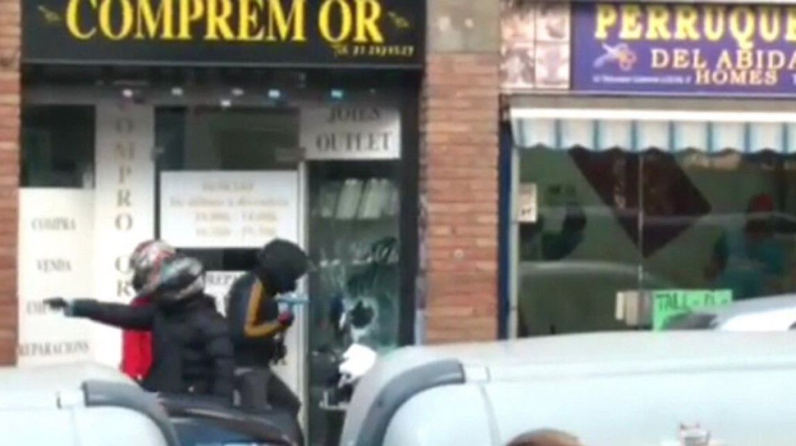 VÍDEO Roben a ple dia amb maça i pistola una botiga de  compravenda d'or al centre de Barcelona