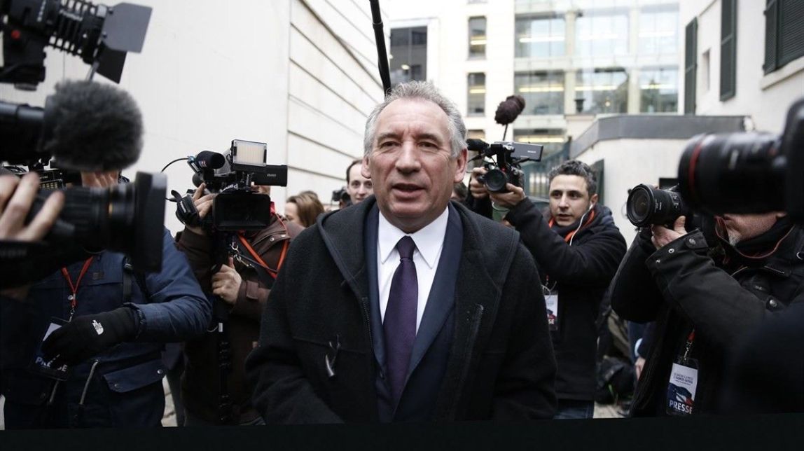 El centrista Bayrou dona suport 
a Macron a les eleccions franceses