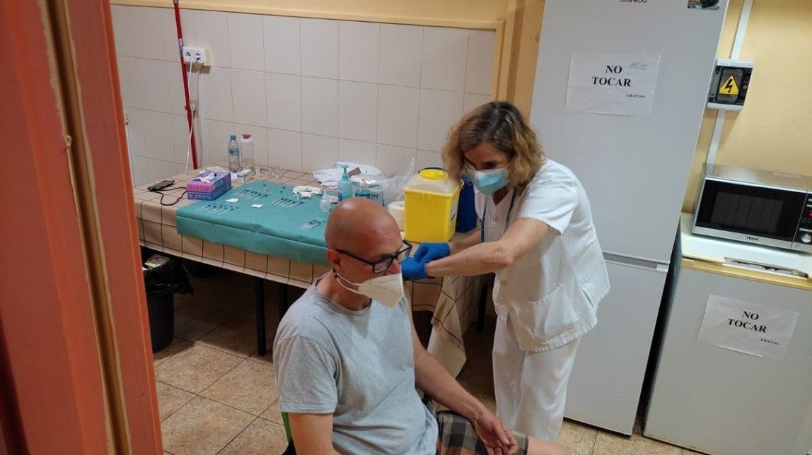 Els sensellar de Barcelona es vacunen contra la Covid-19 i les «etiquetes»