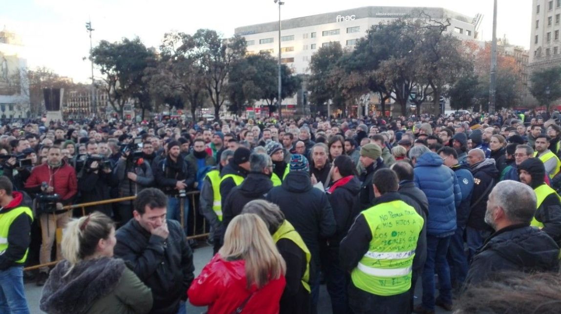 Els taxistes voten si continuen o no amb la vaga