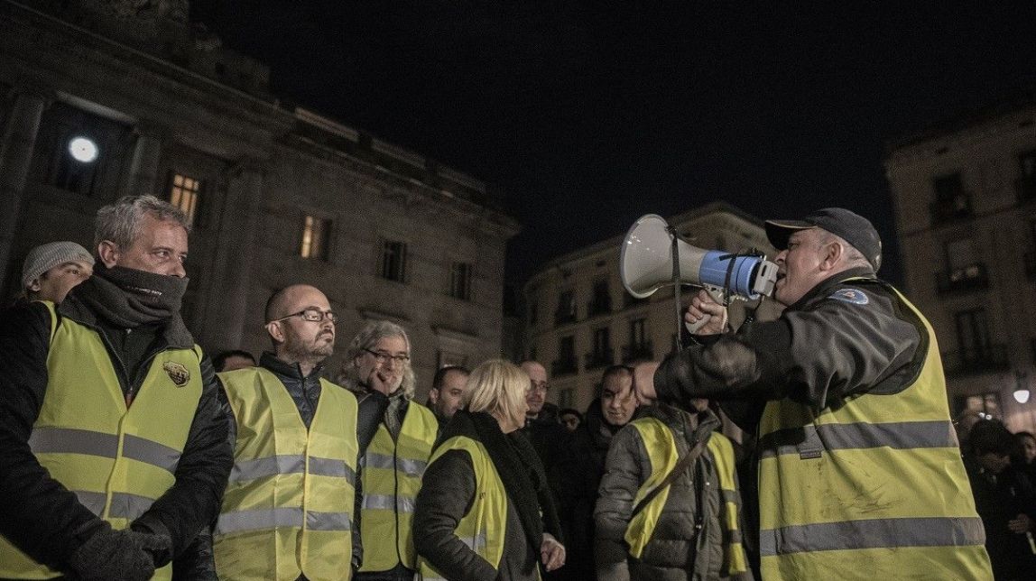 Els taxistes traslladen la protesta a les portes de la Generalitat
