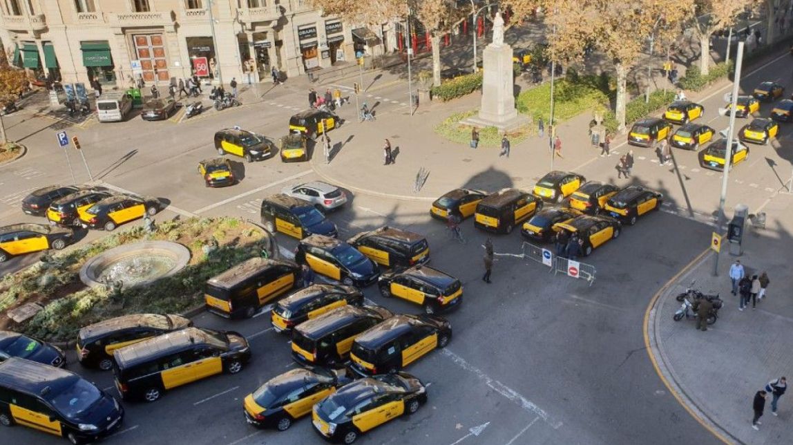 Els taxistes mantindran l'ocupació de la Gran Via almenys fins aquest vespre
