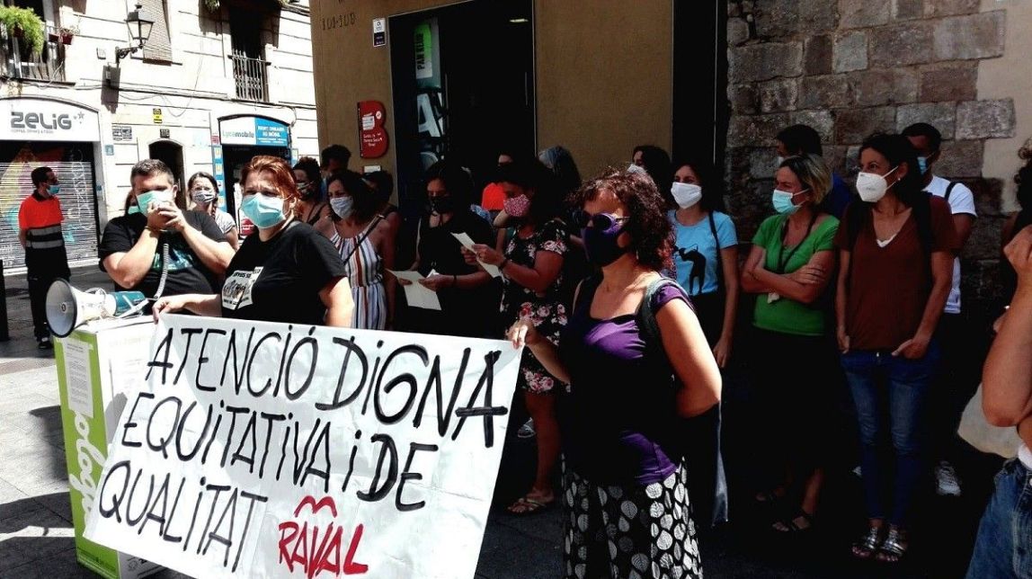 La vaga al Raval, epicentre del malestar dels serveis socials a Barcelona