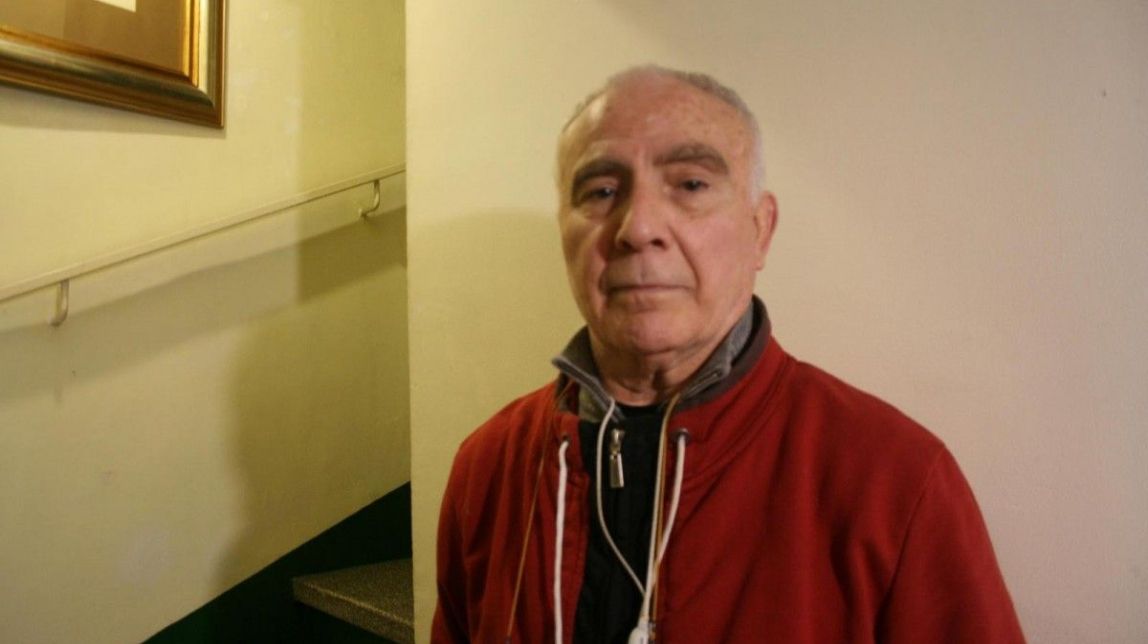 El Sindicat de Vallcarca ocupa el bloc d'on van desnonar il·legalment un veí de 80 anys perquè pugui tornar