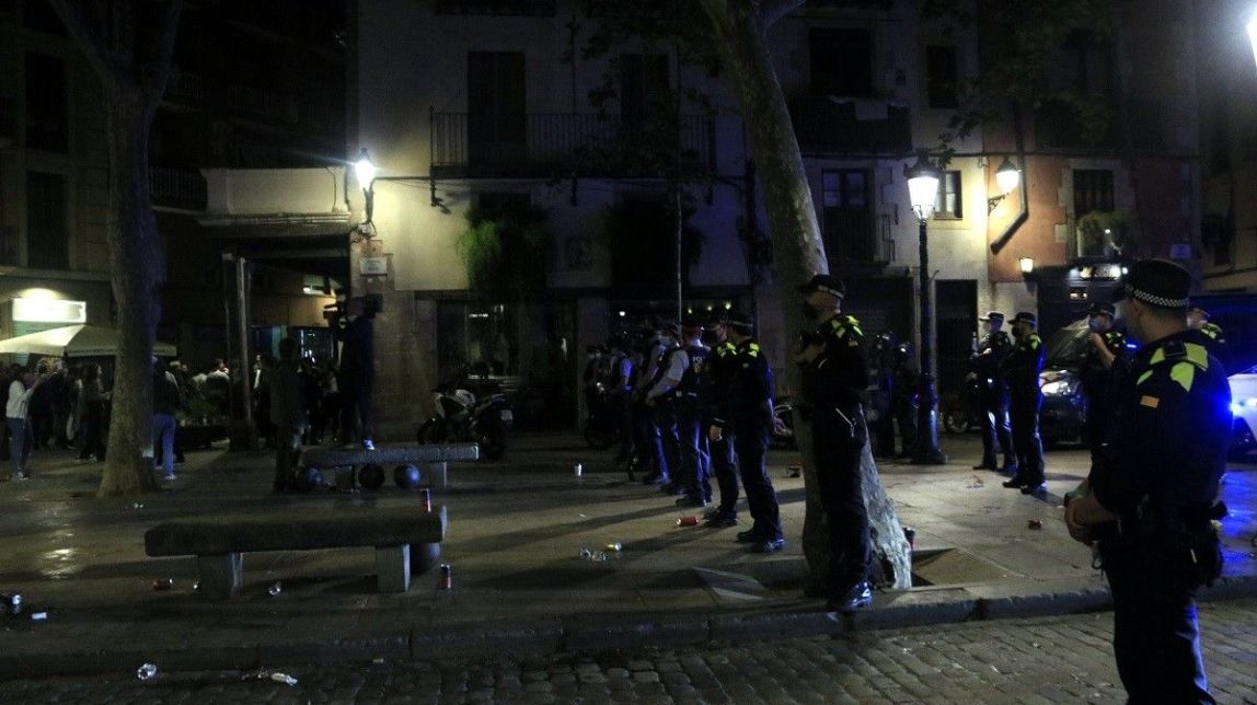 Nit de botellots a Barcelona: quasi 4.000 persones desallotjades