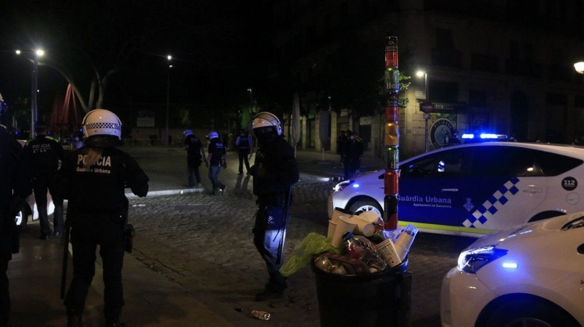 Antiavalots desallotgen els botellots del Born i de la Barceloneta