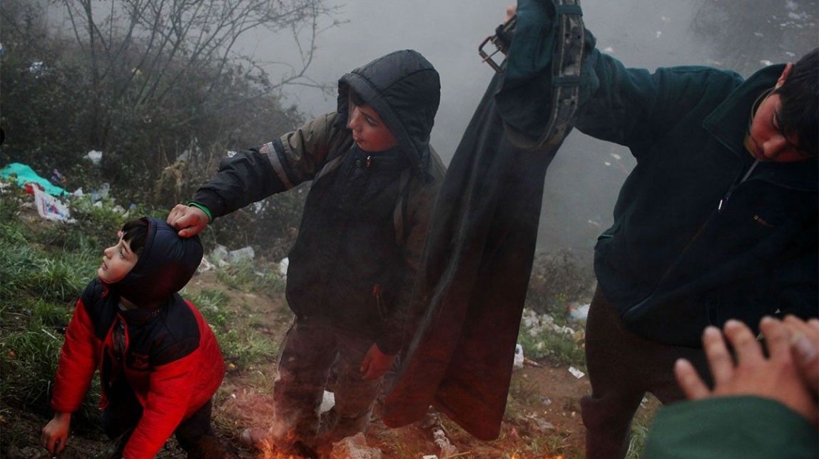 Uns nens sirians, escalfant-se a l'entorn del camp de refugiats d'Idomeni, a Grècia
                                                                             |
                                Sergi Cámara - |
                                Sergi Cámara