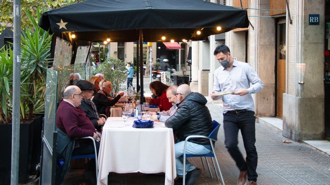Bars i restaurants obriran fins a mitjanit i les reunions s'amplien a 10 persones