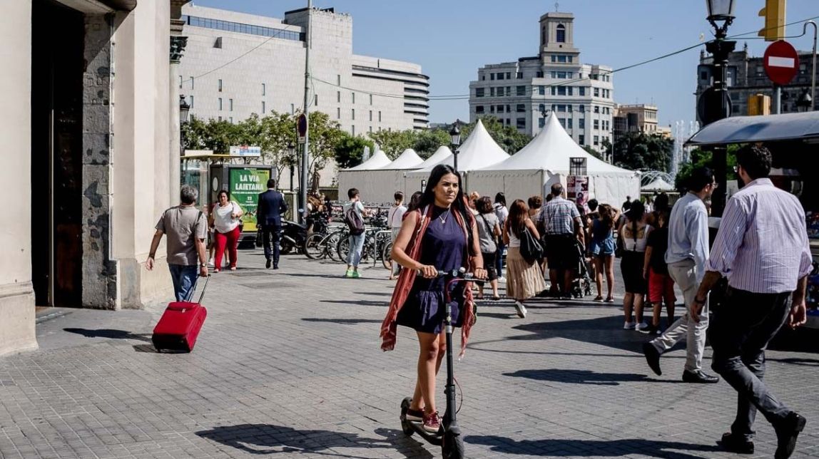 Una noia amb patinet elèctric, al centre de Barcelona
                                                                             |
                                Adrià Costa - |
                                Adrià Costa