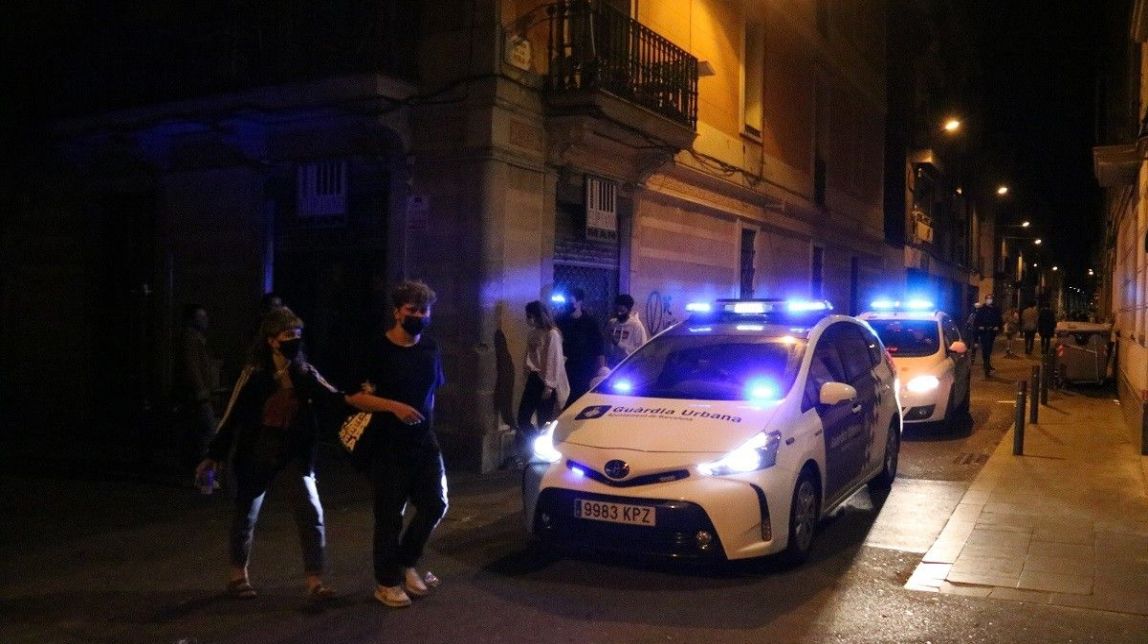 Més policia i dispositius dissuasius fixes: el pla de Barcelona per evitar aglomeracions a les nits