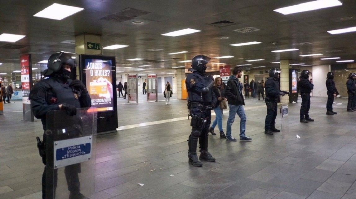 VÍDEO Antiavalots dels Mossos desallotgen els manters de l'estació de plaça Catalunya
