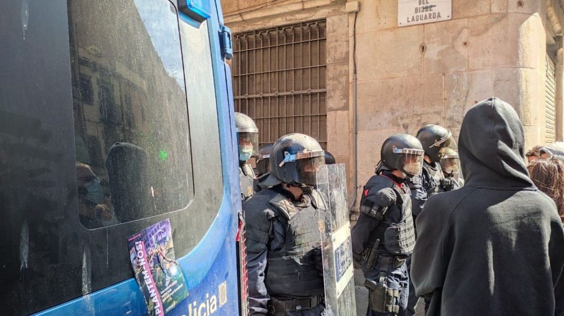 Macrodispositiu dels Mossos per desnonar quatre famílies al Raval