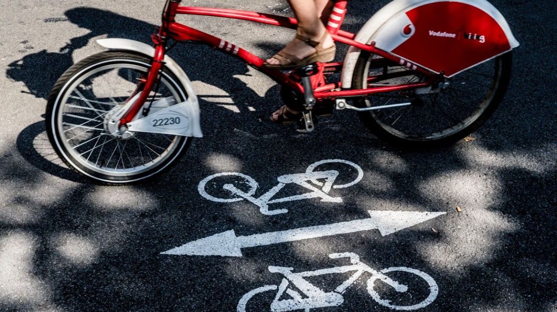 ​Ja no es pot anar en bici per la vorera a Barcelona