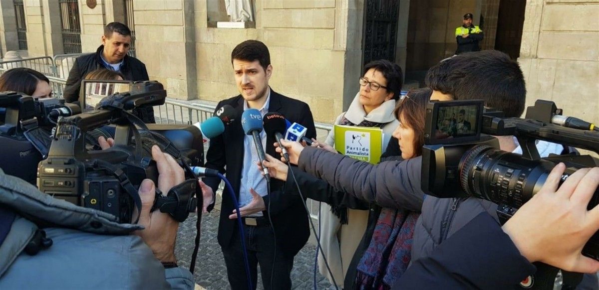 El PACMA entrega 230.000 firmes a l'Ajuntament de Barcelona per demanar justícia per a la gossa Sota