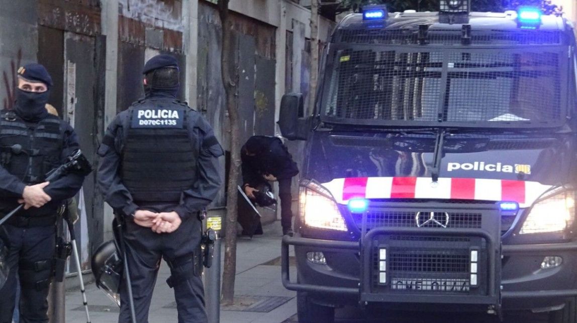 A judici un mosso per l'agressió a un periodista en el desallotjament del Banc Expropiat