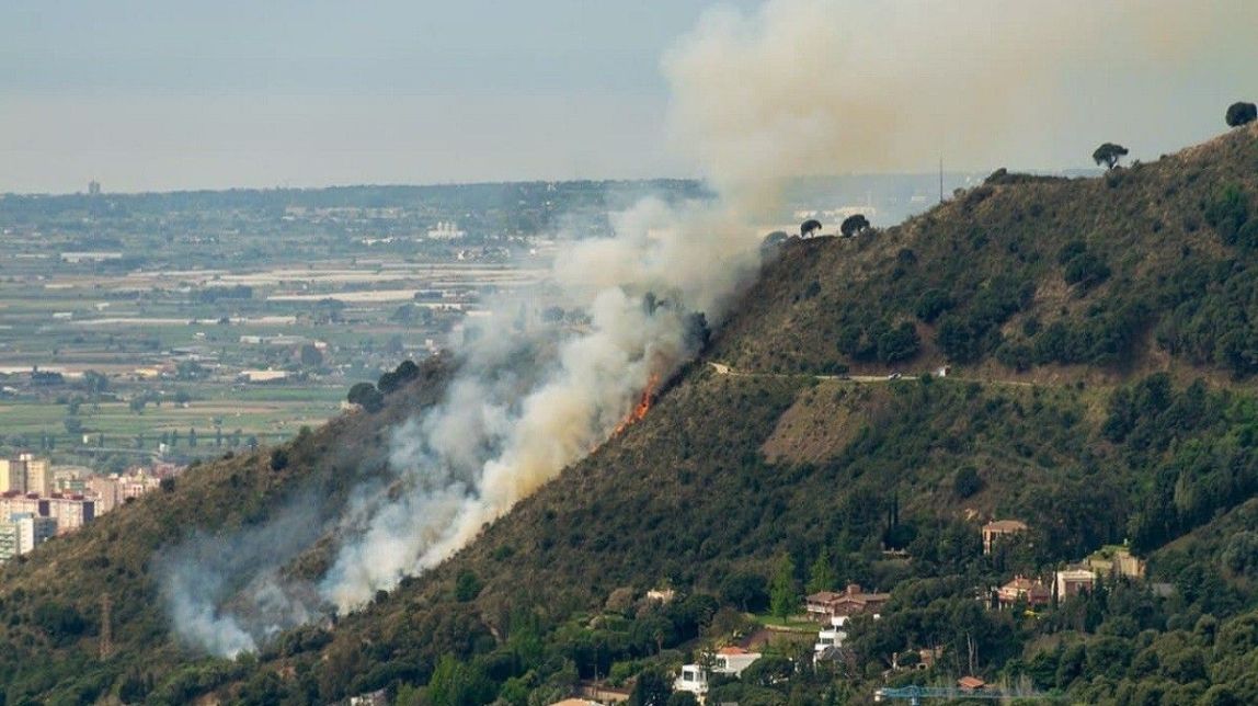 Controlat l'incendi forestal de la serra de Collserola, on treballen una vintena de dotacions