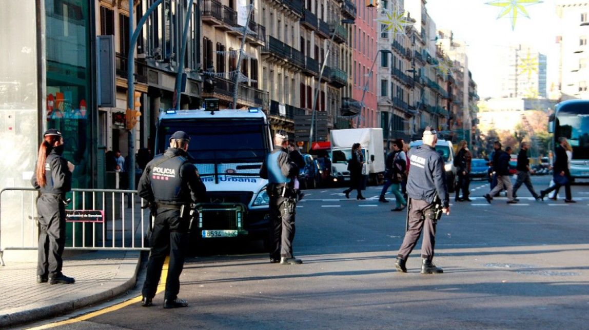 Els Mossos reforcen la vigilància en zones concorregudes de Barcelona per l'amenaça terrorista