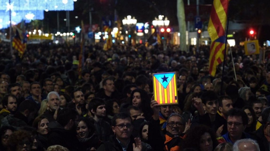 Desenes de milers de persones es manifesten a Barcelona contra el «règim del 78»