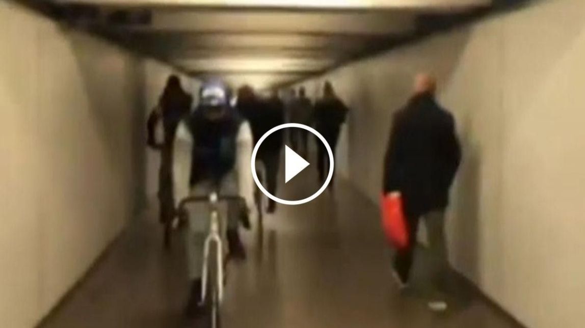 VÍDEO TMB investiga la «cursa» d'un grup de ciclistes al metro de Barcelona