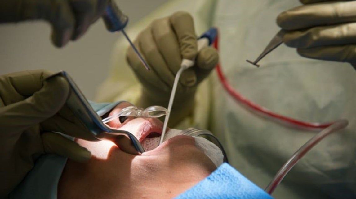 Barcelona amplia el servei de dentista gratuït per a veïns vulnerables amb una nova consulta