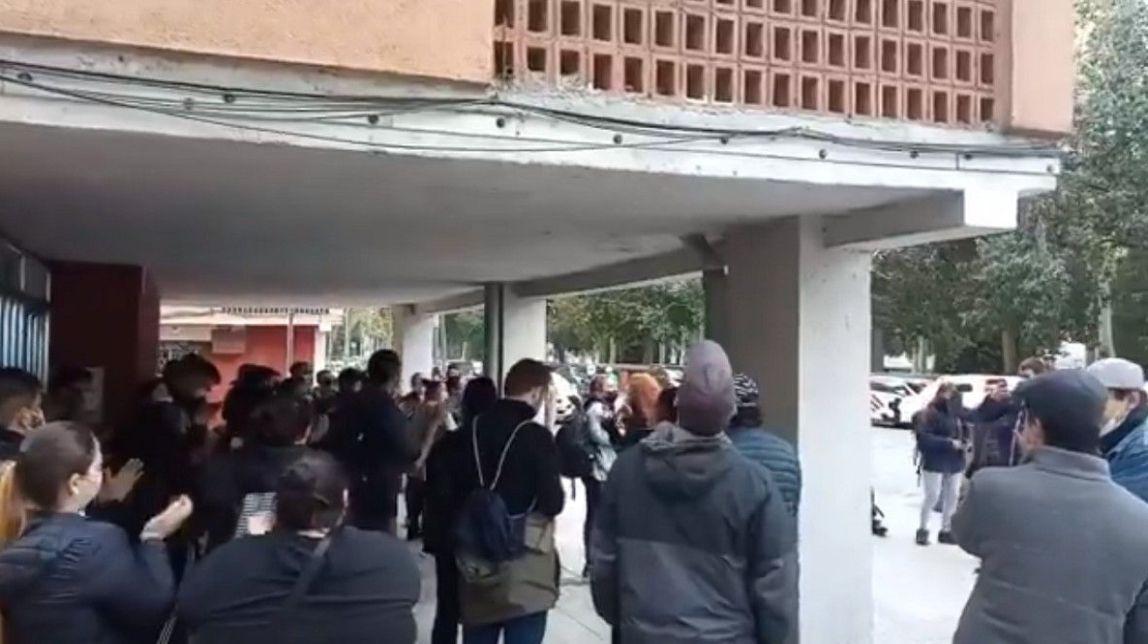 La resistència veïnal atura el primer desnonament a Barcelona l'endemà de la pròrroga de Sánchez