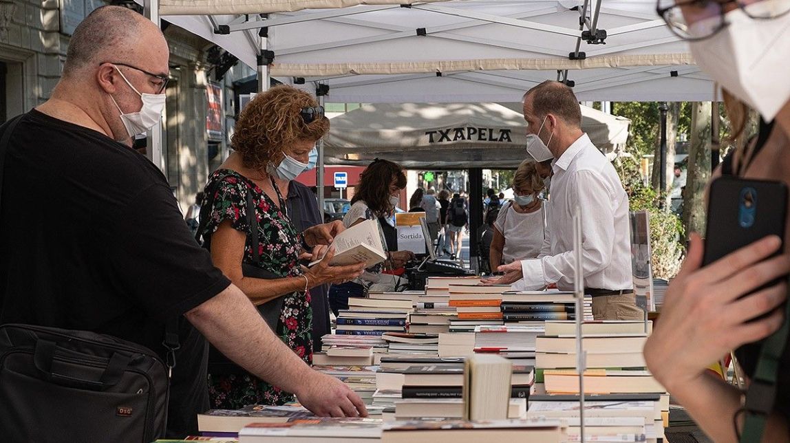 Signatura de llibres en diferit i zones perimetrades: què sabem del Sant Jordi 2021?