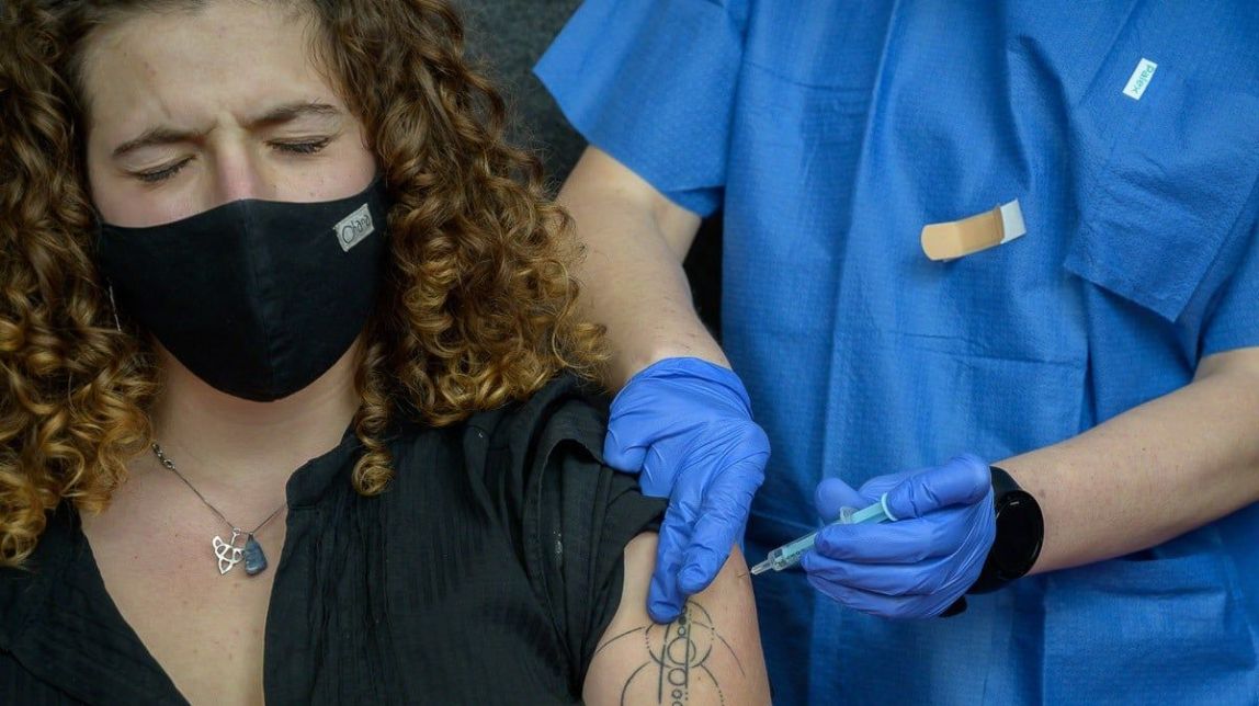 El Raval de Barcelona i Lleida comencen a vacunar persones de 79 anys