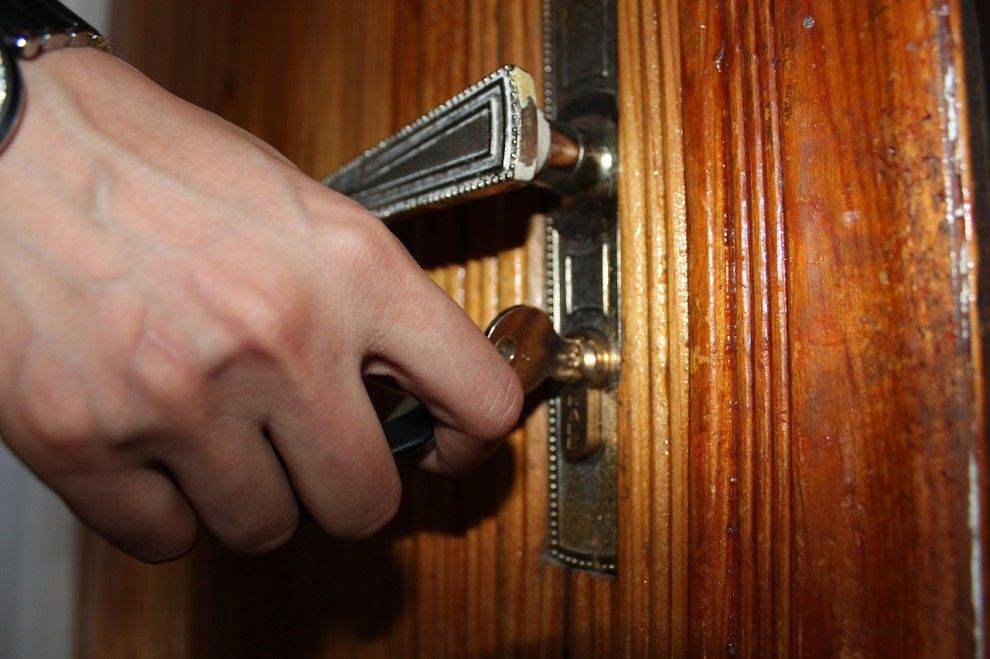 El mètode quasi imperceptible que utilitzen els lladres per saber si hi ha algú a casa