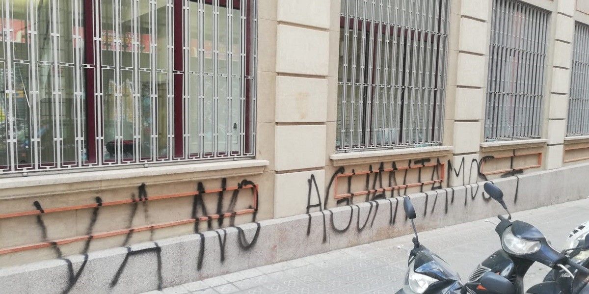 Pintades de protesta en centres de serveis socials de Barcelona en plena allau de petició d'ajudes