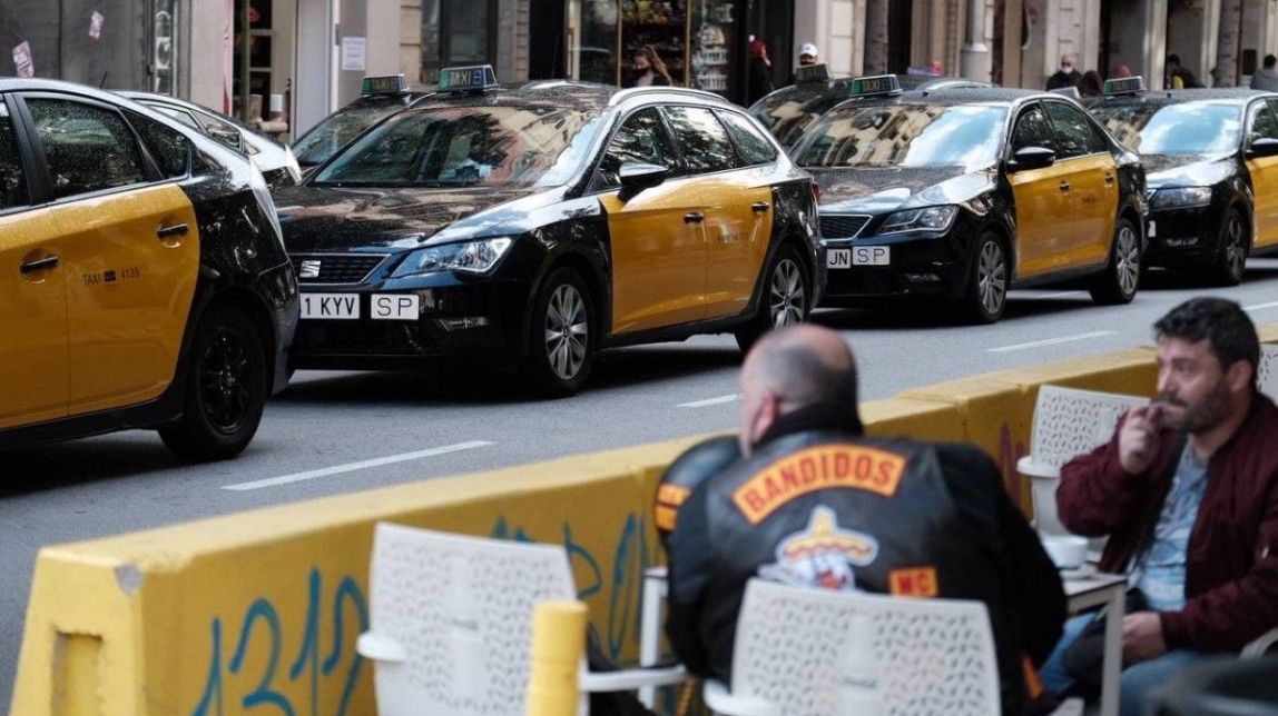 Els taxistes de Barcelona protesten contra Uber i assenyalen Foment