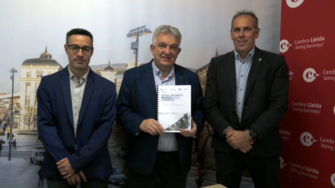 El president de la Cambra de Comerç de Lleida, Jaume Saltó amb Ramon Boixadera, director del Patronat de Promoció Econòmica Jordi Quejido tècnic en comerç exterior
                                                                             |
                                ACN - |
                                ACN