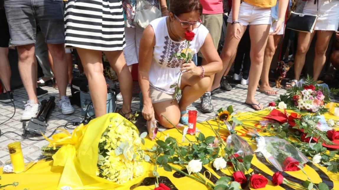 «Que la pau et cobreixi, oh ciutat de pau», lema del Memorial Rambles per les víctimes del 17-A