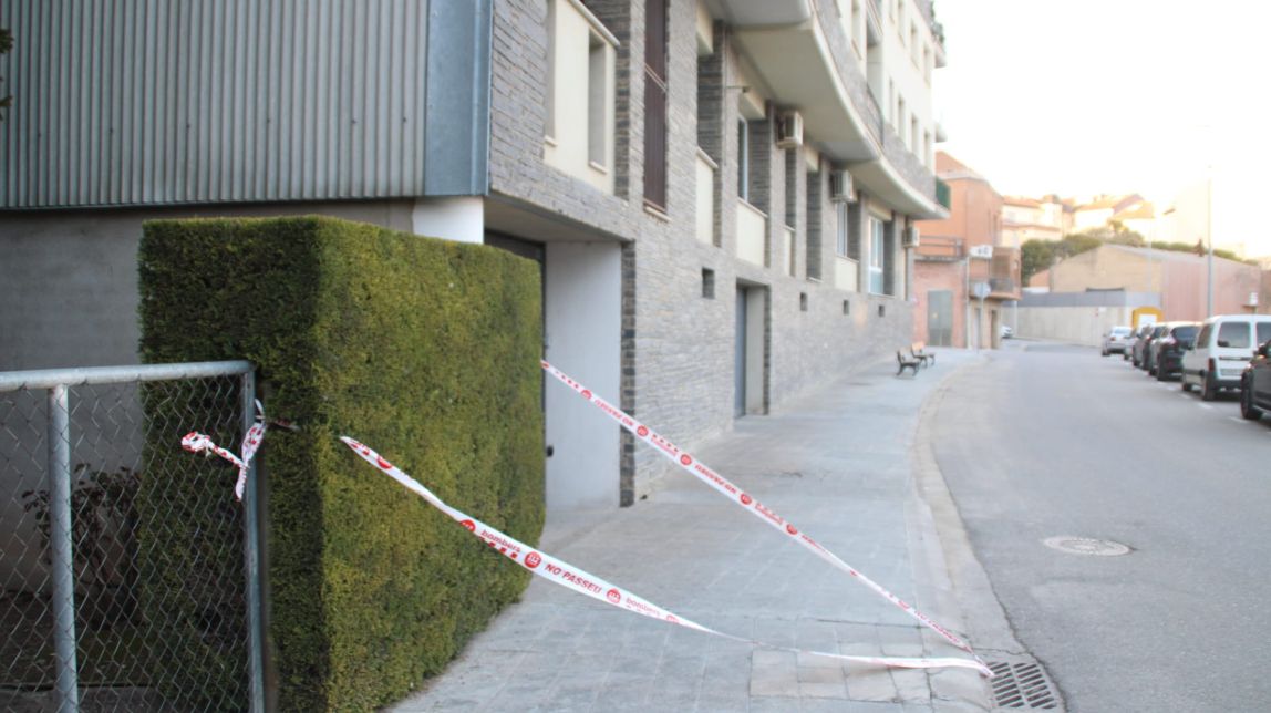 Els bombers han tallat el pas en una vorera pel risc de caiguda de plaques de la façana
                                                                             |
                                Ramon Estany - |
                                Ramon Estany