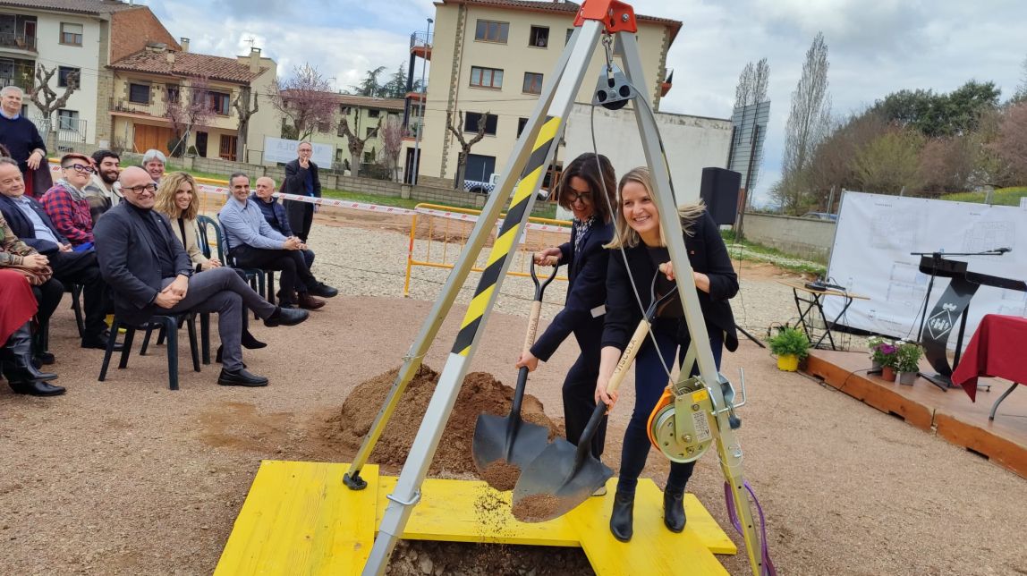 La consellera de Drets Socials i l'alcaldessa de Sant Julià col·locant la primera pedra de la futura residència.
                                                                             |
                                Aj. Sant Julià - |
                                Aj. Sant Julià