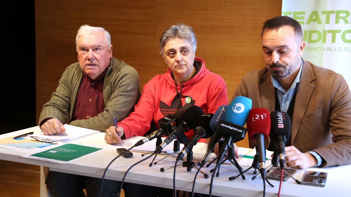 Evelio Montfort i Cristina Reverter, de la Plataforma en Defensa del Sénia, i l'alcalde d'Alcanar, Joan Roig.
                                                                             |
                                ACN (Anna Ferràs) - |
                                ACN (Anna Ferràs)