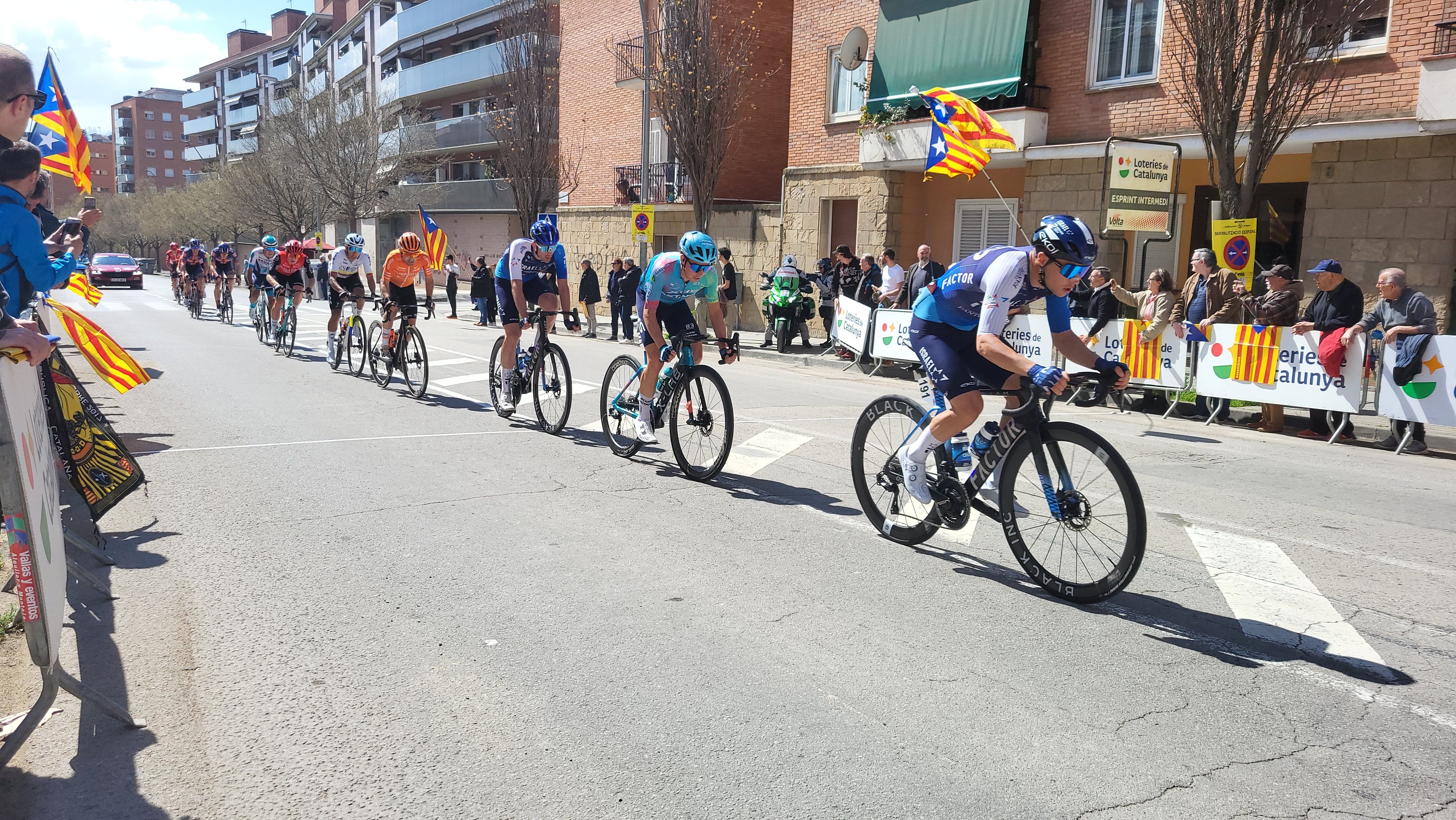 Manresa anima entre estelades els participants a la Volta a Catalunya 2025
                                                                             |
                                AjM - |
                                AjM