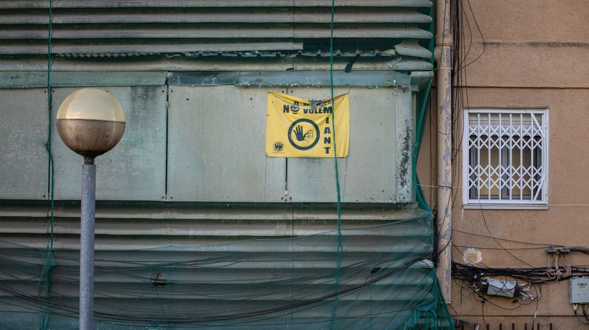 Un cartell contra l'amiant a Badia del Vallès
                                                                             |
                                                                     Tomàs Gonzalez Carbó - |
                                                                    