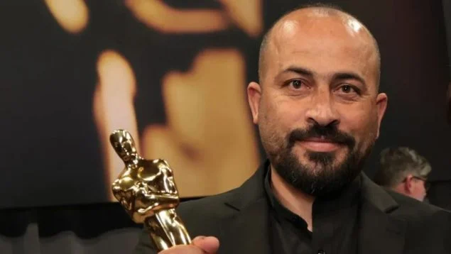 Hamdan Ballal recollint l'Oscar a millor documental - 
